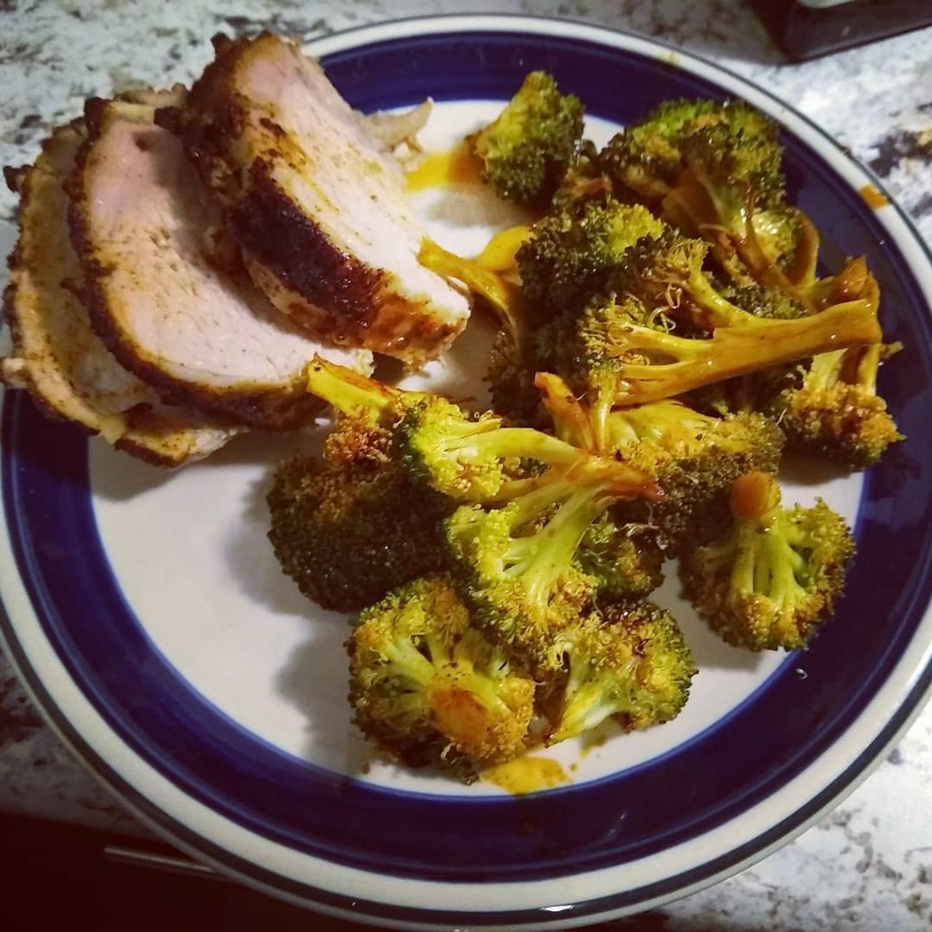 This fairly traditional #pork #tenderloin took a long time to fruition (probably about 5lbs) but the lemon garlic marinade and Aleppo pepper /smoked salt crust made it worth the wait.
Oh yeah there's broccoli 🥦🥦🥦
#dinner
#latecomer
#latedinner
#aleppo
#garlic
#lemon
#pep… https://t.co/ThA9EXYhhw