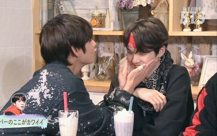 DaraeJk's tweet photo. Me dió curiosidad, ¿Ustedes shippean a los chicos? ¿Con quién? https://t.co/Dj5RkEVTjs
