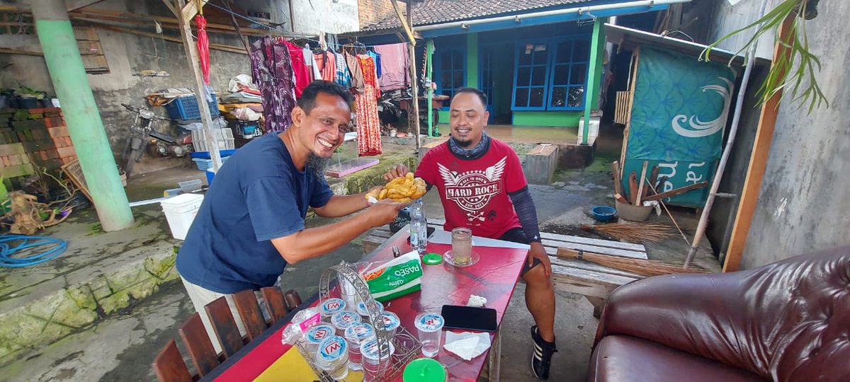 Cak @Cak_Aping diajak mrene mesti seneng iki wes, dijamin deh. Trus Sarapane Pisang Goreng Legendaris Olesari, mantaaaaffff