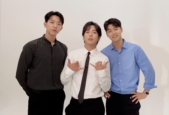 CNBLUE Perbarui Kontrak dengan FNC Entertainment!

Semua anggota CNBLUE yakni Jung Yonghwa, Lee Jungshin, dan Kang Minhyuk telah memperbarui kontrak mereka dengan FNC Entertainment.

Selain itu, CNBLUE juga berencana akan merilis album baru pada akhir tahun ini.