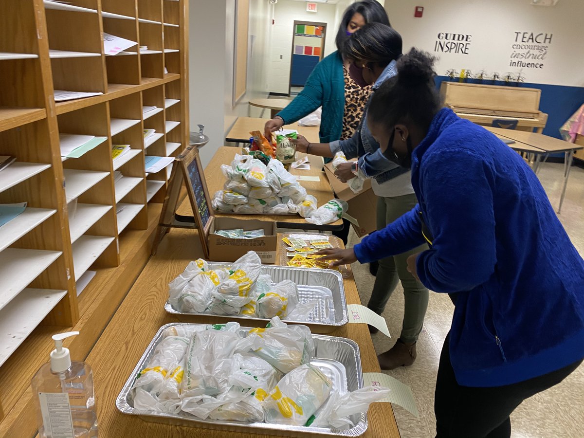 JWRiley43's tweet photo. We are so thankful for our Community Partner @northchurchindy sponsoring lunch for all of the staff members today! 🤗🤝🧡
#43Partners
#WeLoveOurPartners
#StrongerTogether
@IPSSchools @AleesiaLJohnson @Laurenjindy https://t.co/jvdYfRofVA