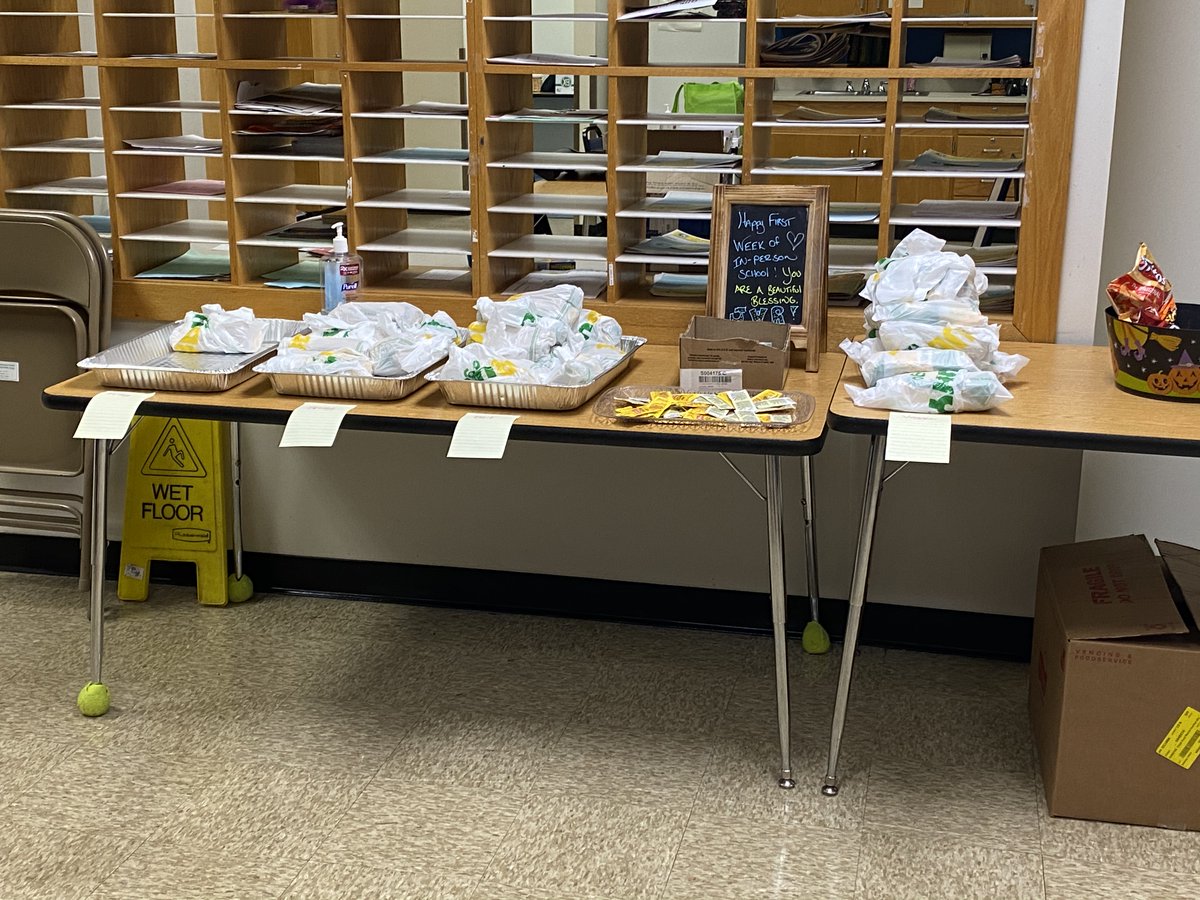 JWRiley43's tweet photo. We are so thankful for our Community Partner @northchurchindy sponsoring lunch for all of the staff members today! 🤗🤝🧡
#43Partners
#WeLoveOurPartners
#StrongerTogether
@IPSSchools @AleesiaLJohnson @Laurenjindy https://t.co/jvdYfRofVA