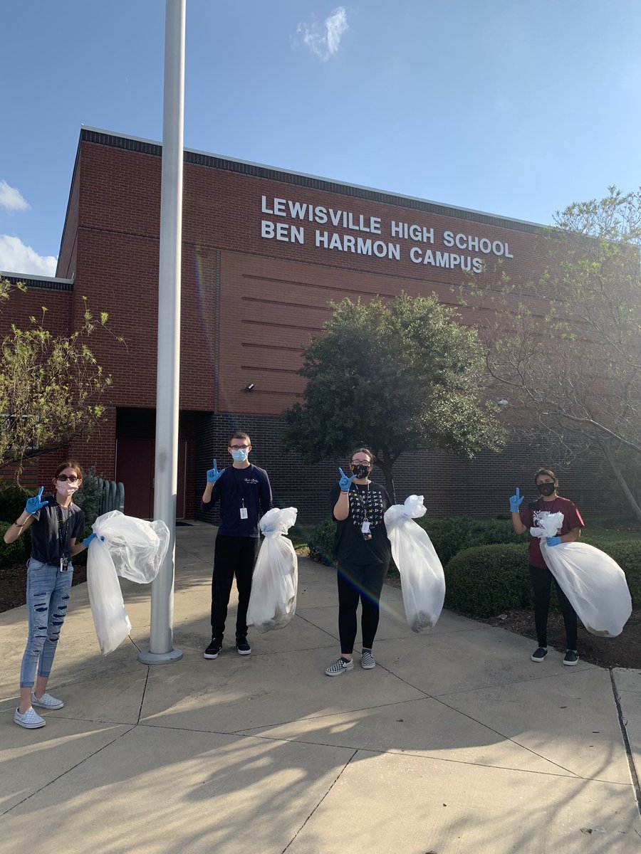 Our amazing <a href="/lhshstuco/">LHS Harmon StuCo</a> stayed after school today to pick up trash around our campus grounds! Have to keep our school looking it’s best! 😎 #HarmonStrong @CoachCartmill1 <a href="/LHSHarmon/">LHS Harmon Campus</a>