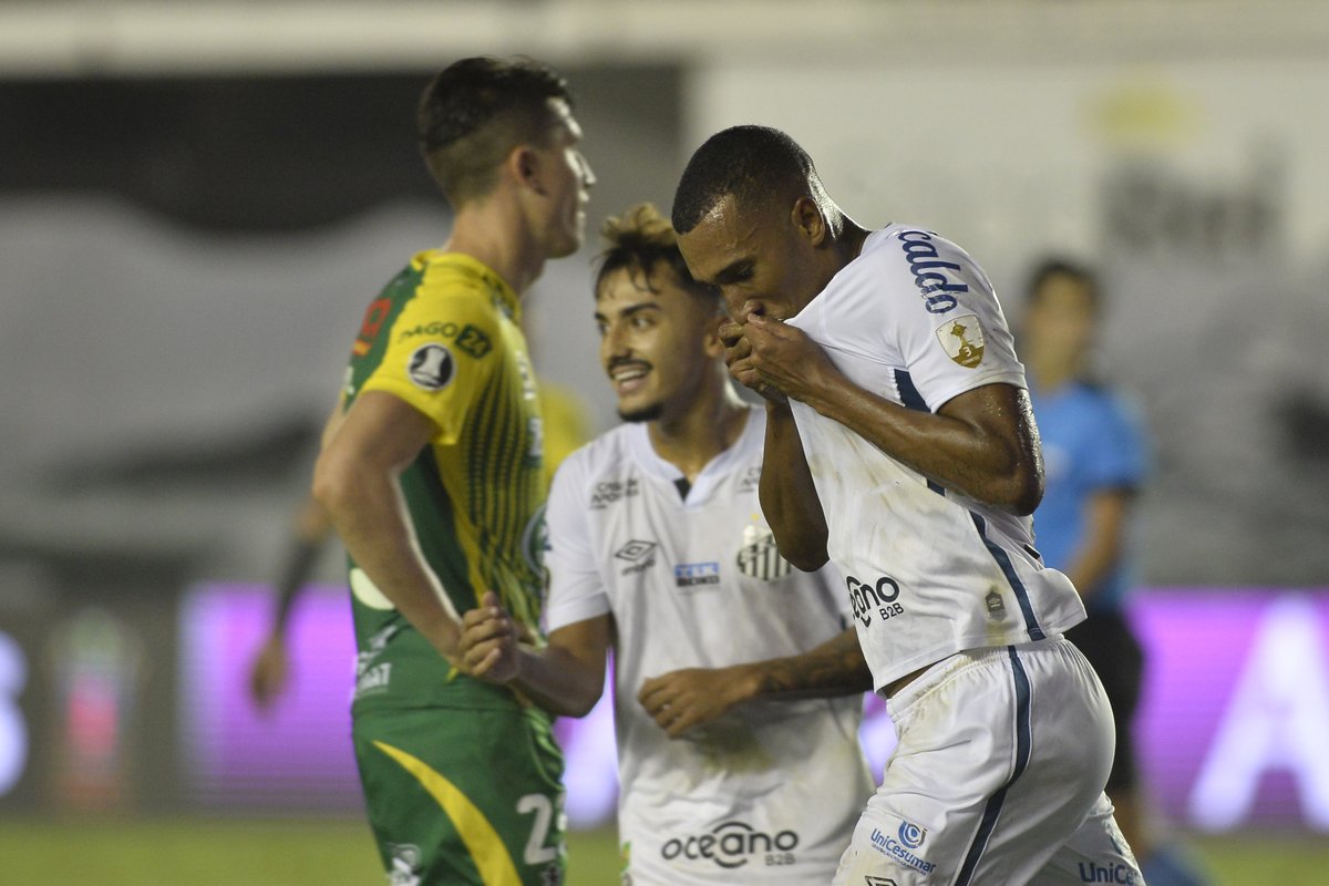 LibertadoresBR's tweet photo. ⚪️⚫️ O @SantosFC é o time da virada! #Libertadores https://t.co/0M2z6KB1Z2