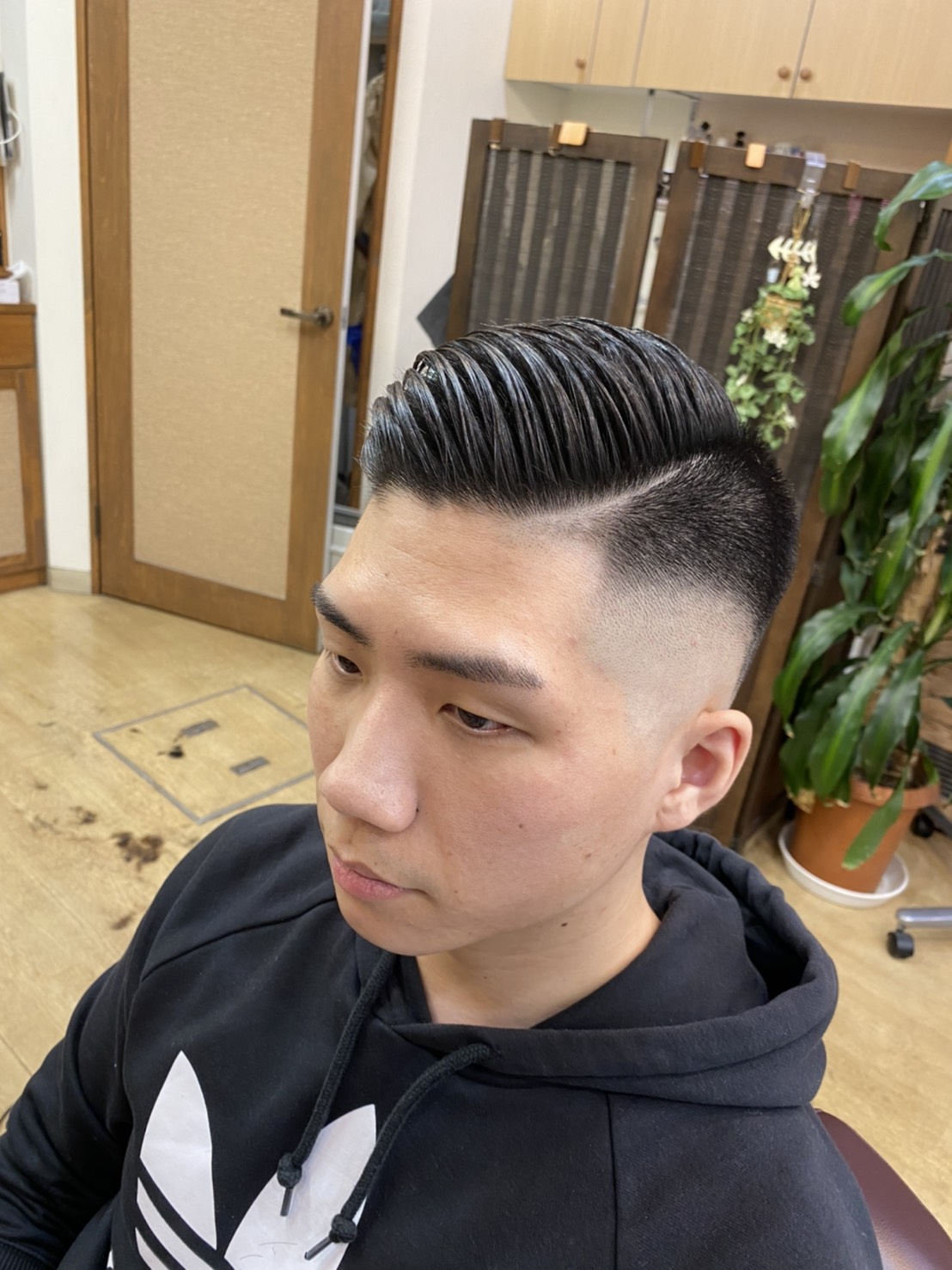 フェイスヘアーモード 10 21 水 本日営業中です 午後はご希望のお時間でご予約可能です 墨田区 理容 美容 メンズカット メンズパーマ シェービング 顔剃り 床屋 大人の男性 フェードカット マッシュ ツーブロック カット メンズ 本所