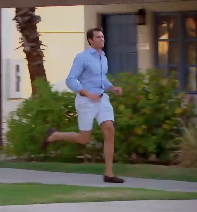 When you have bachelorette at 8 but your dads yacht is leaving at 9 #TheBachelorette