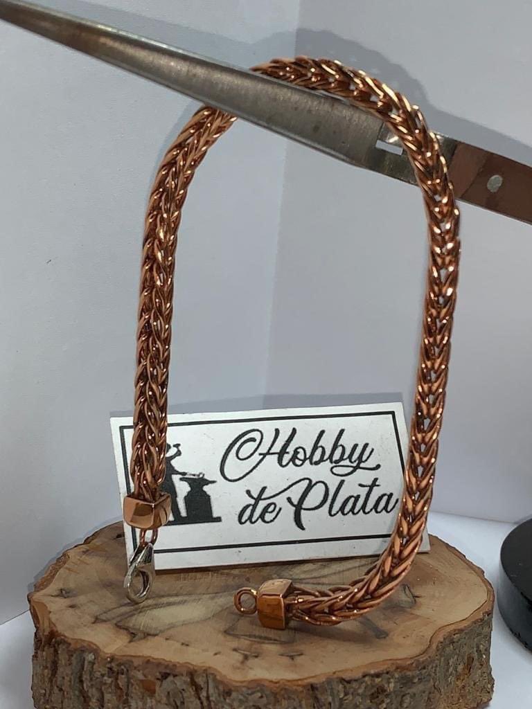 hobbydeplata's tweet photo. Pulsera tipo espiga,  hecha a mano en  Cobre, de 21 cm de largo y de aproximadamente 0,5 cm de ancho.
Valor 19.000 pesos.
Todas las pulseras  de cobre publicadas en esta pagina se pueden hacer en plata  y viceversa, pero valor cambia.
Buena Semana!!
👍😃🇨🇱💍⛓😷🎉

#joyasdeplata https://t.co/wGwD0ajK0r