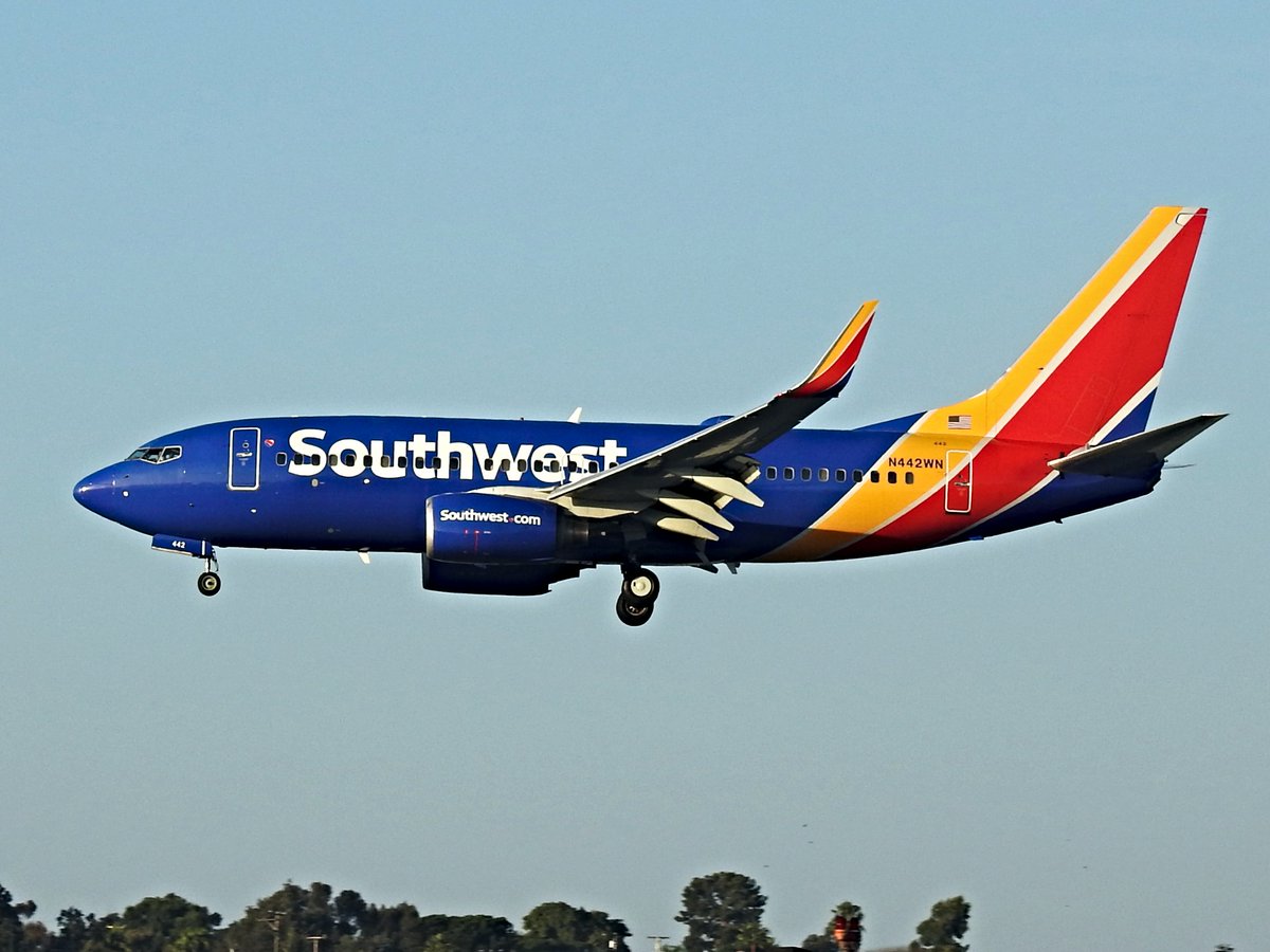 N442WN Boeing 727-7H4 operating as Southwest WN6233 landing KSAN runway 27 on 19 October 2020. #avgeek #planespotting https://t.co/T2yHg13xZc