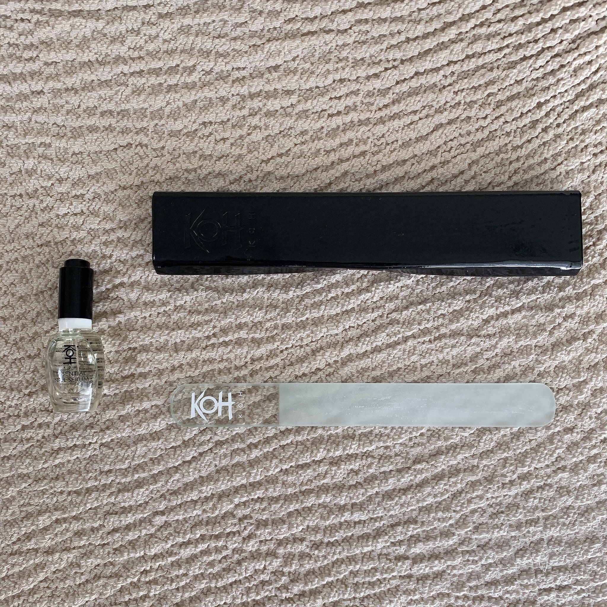 キキ Kohのネイルファイルとオイル 母が先日ポップアップで買ったものがあったので 譲り受けて育爪頑張ります 深爪にしたりしないのに昔から爪が小さく反っていて本当に恥ずかしいのですが 経過載せていきます 普段はネイル出来ないですが Suqquの
