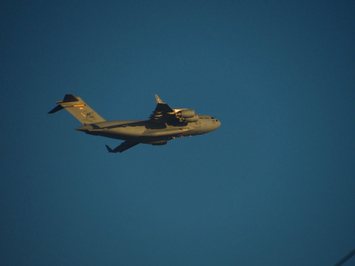 LOOK AT WHAT JUST SURPRISED ME FLYING OUT OF @JohnWayneAir! Barely made it out on time. Practically jumped down stairs. More pics on IG; YT video coming tmrw.
#C17 #C17globemaster #usaf #airforce #globemaster #Flybys #Planes #Aviation #flysna #flyjwa #planespotting #avgeek https://t.co/k5zt2ee1s9