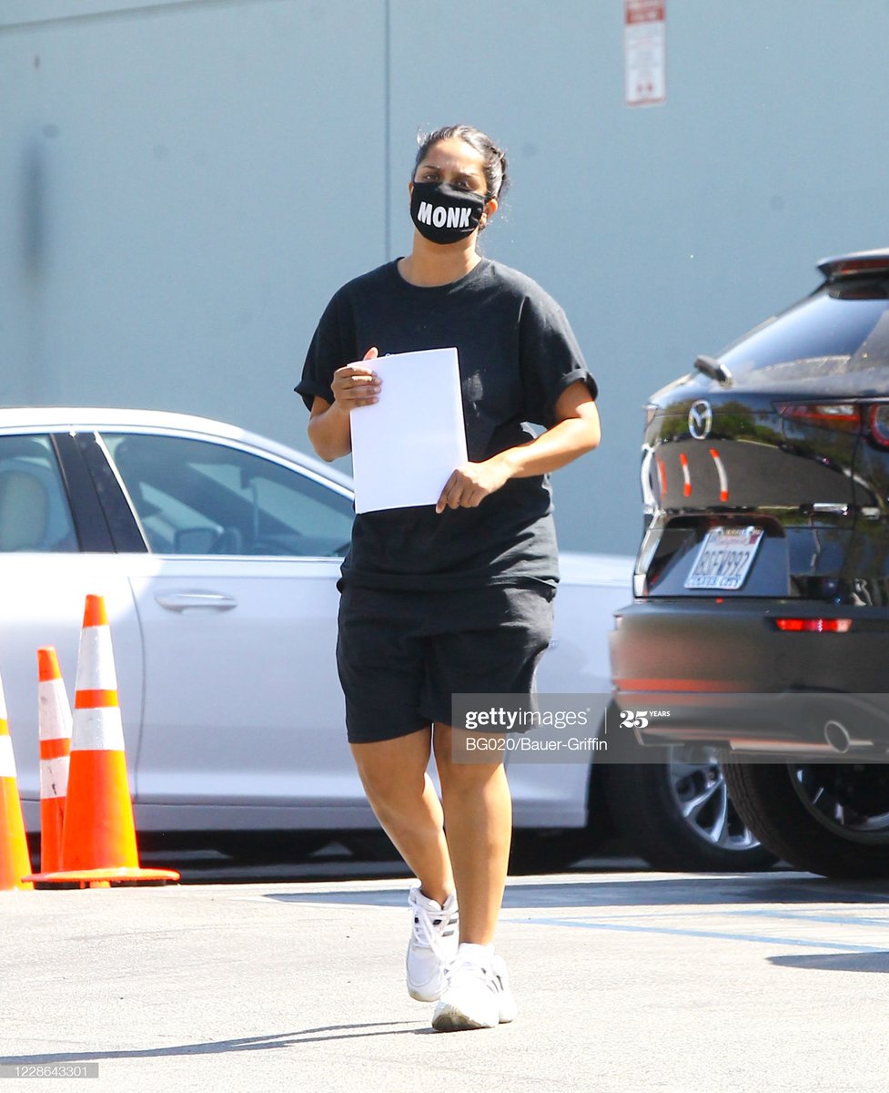 LSinghUpdatess's tweet photo. [candids] Lilly is seen in Los Angeles on September 21: https://t.co/LtWn9nOPnG https://t.co/AwSJJfqz7l