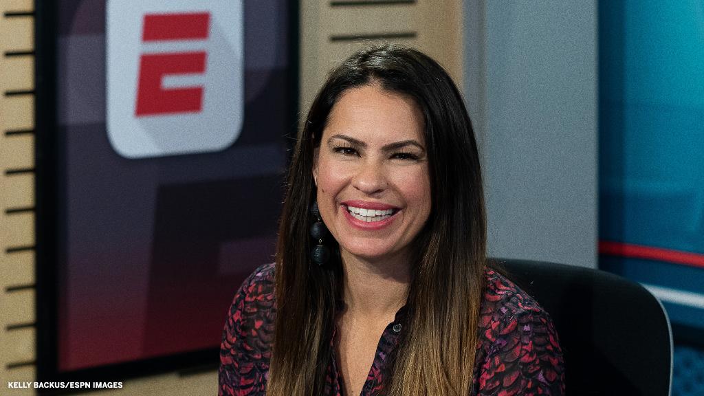 Jessica Mendoza is making history as the first woman to serve as a national World Series game analyst on any platform.

<a href="/jessmendoza/">Jessica Mendoza</a> is calling the Fall Classic on <a href="/ESPNRadio/">ESPN Radio</a> 👏
