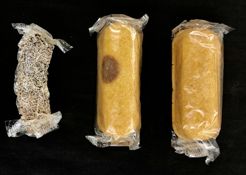 These are three Twinkies from a box of... Twinkies... and for eight years, the box of Twinkies sat in Colin Purrington's basement until last week when he finally opened them.
The one on the left looks tasty!!!
#f2b #kgra #media #ufo
#disclosure #conspiracy #radio #twinkies https://t.co/HrA2gSXMQX