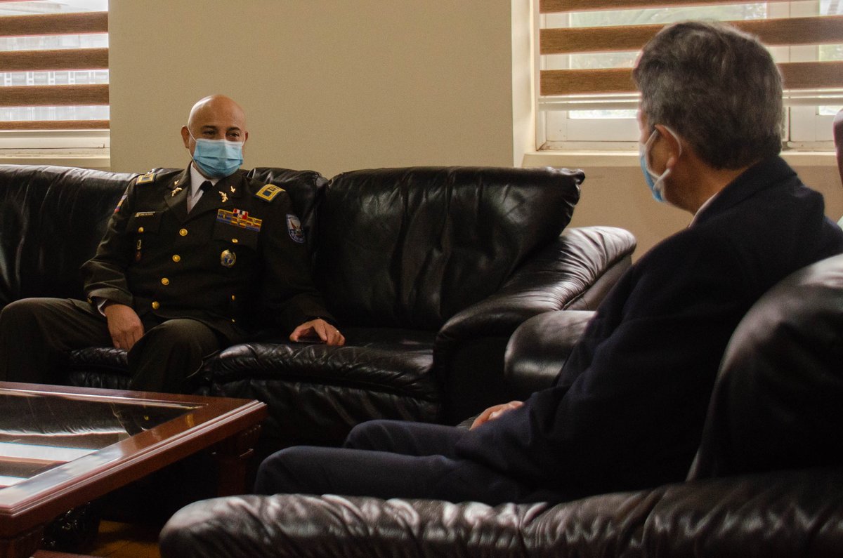 🤝Hoy el prefecto <a href="/RafaelDavilaE/">Rafael Dávila Egüez</a> recibió la grata visita del Coronel William Ricardo Posso, flamante Comandante de la Subzona 7, y al Coronel Francisco Mejía, jefe del distrito cantón #Loja de la <a href="/PoliciaEcuador/">Policía Ecuador</a> .

#CaminoAlProgreso✔