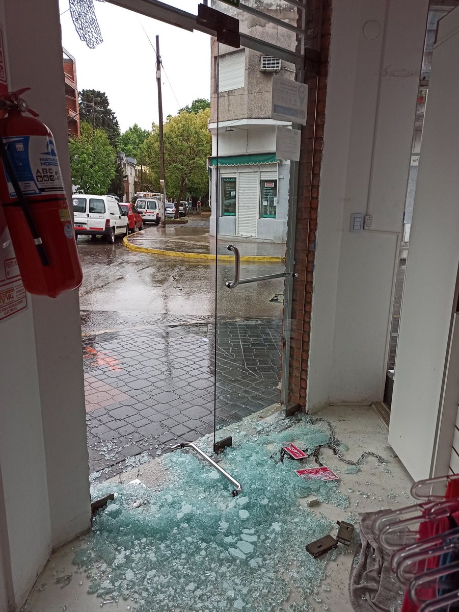Camilacomesania's tweet photo. Hoy entraron a roban en mi local ubicado en Ameghino 2798 Sáenz peña. Si saben de alguien que tenga cámara de seguridad sería de gran ayuda
El barrio está cada vez peor, no nos brindan seguridad y no hay cámaras de la municipalidad!. 
Estamos cansados de tanta inseguridad 😔 https://t.co/9dSguXHi6k