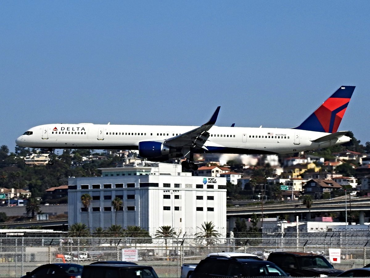 N581NW Boeing 757-351 operating as Delta DL798 landing KSAN runway 27 on 20 October 2020. #avgeek #planespotting https://t.co/4M7KsQuexV