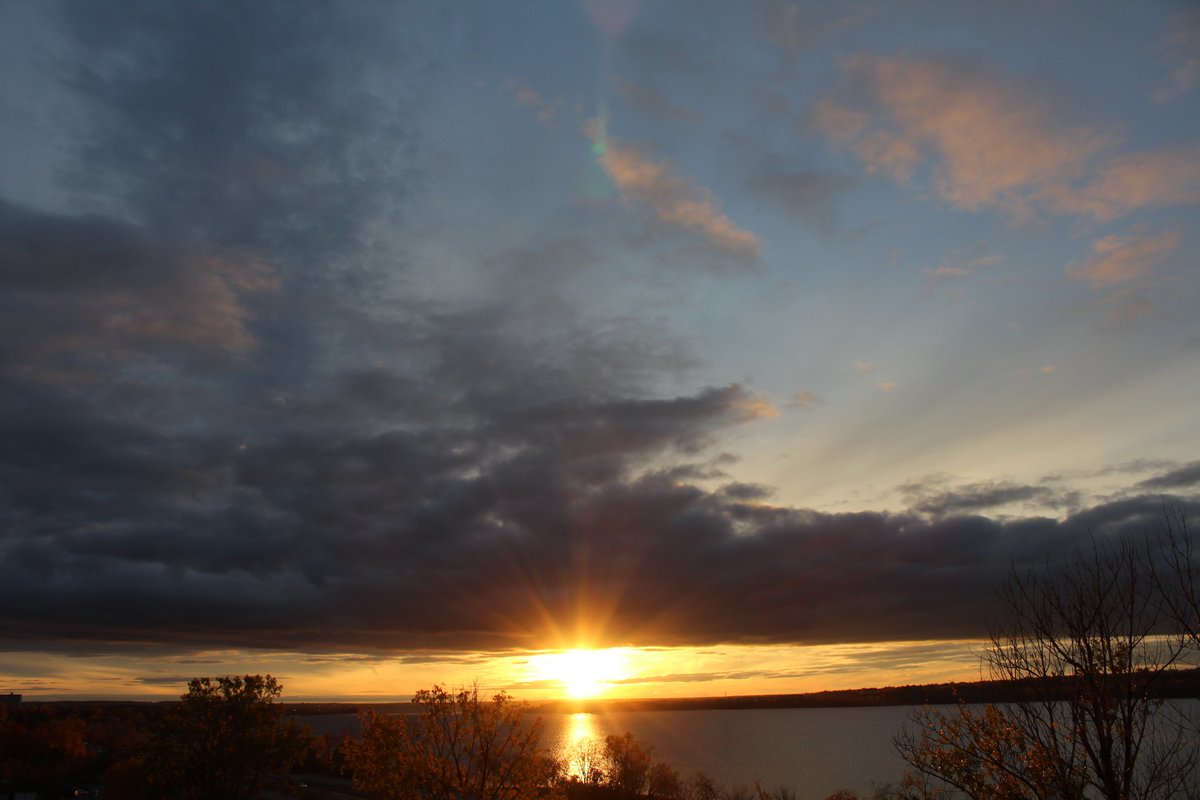 JohnZwicker1's tweet photo. This evening's #OttawaRiverSunset
#Ottawa #MyOttawa
#GloryToGod!
Sorry @GrayMarker99 - no #longliners up here on the #OttawaRiver :) https://t.co/TFi8OxgNnE