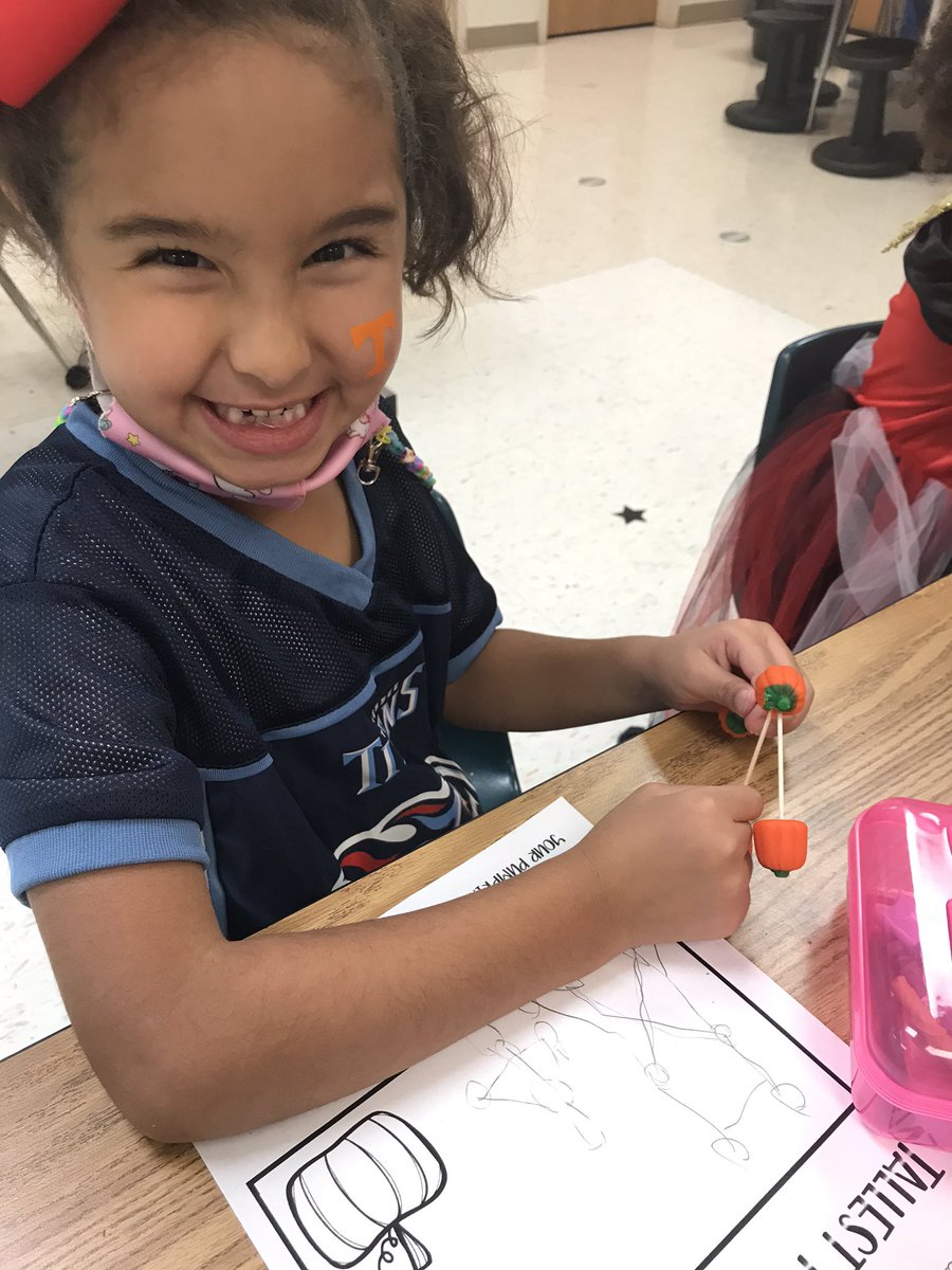 CCPSTigerClass's tweet photo. S.T.E.M Break! We made a plan...then built our tallest pumpkin tower! 🎃 #CCPSbest #iteachK https://t.co/TsxDkX31Wq