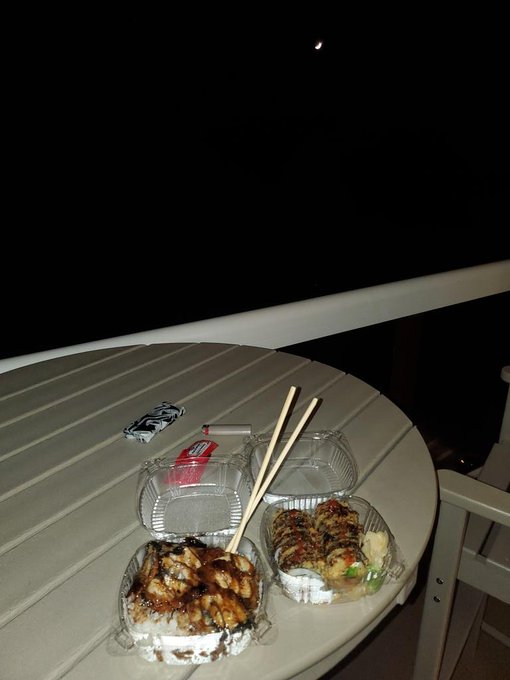 Was just gonna flex the sushi, but look at the moon shinin his lil heart out 🌝 https://t.co/S7bFTvyD