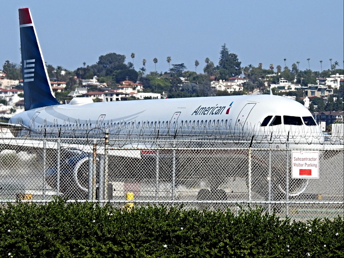 American in the penalty box, 19 min. At KSAN runway 27 there's a divert loop where planes wait to depart until they have a place in line to land at the destination. This is N578UW, US Airways heritage livery, Airbus A321-231 to CLT on 20 October 2020. #avgeek #planespotting https://t.co/DuhDpr36HL