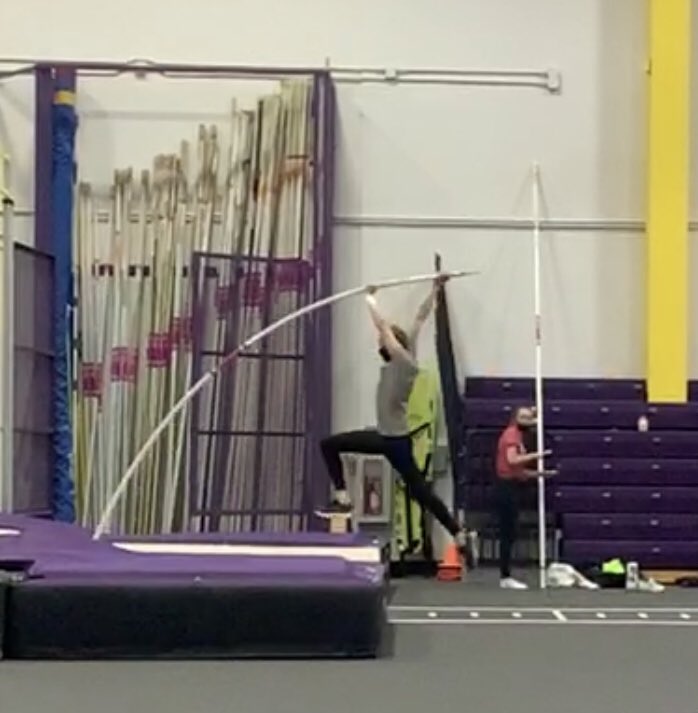 CoachHeldMSU's tweet photo. Got to start from the ground up to fly high! Positions, positions, positions! #mavtrack #basics #gonnafly https://t.co/5uFCRVgRFF