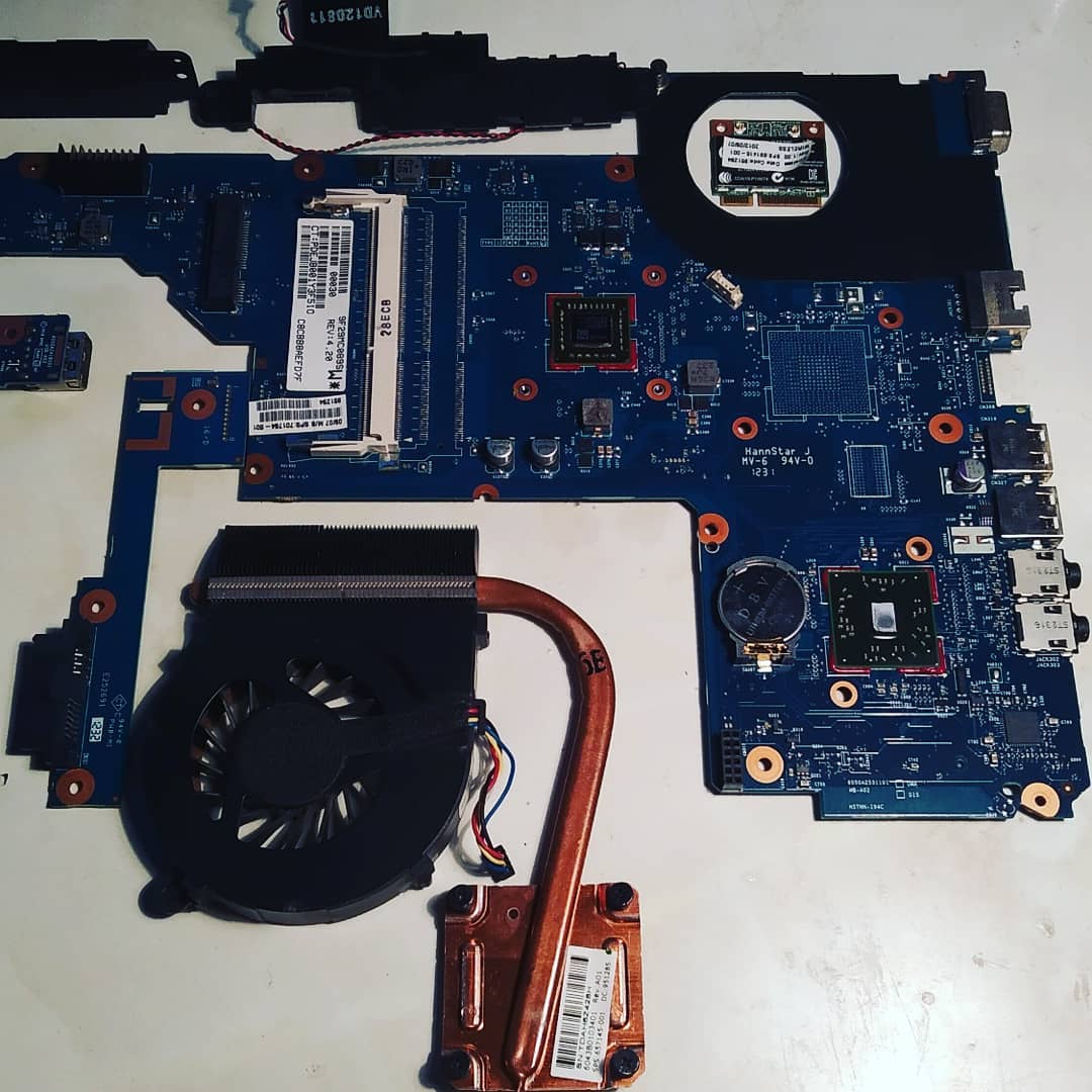 infofixpc's tweet photo. Hp 2000:
1) Limpieza interna componentes
2) Cambio de pasta térmica
3) Cambio de HDD a SSD para aumentar velocidad de transferencia de datos https://t.co/kDvp8s4aLY