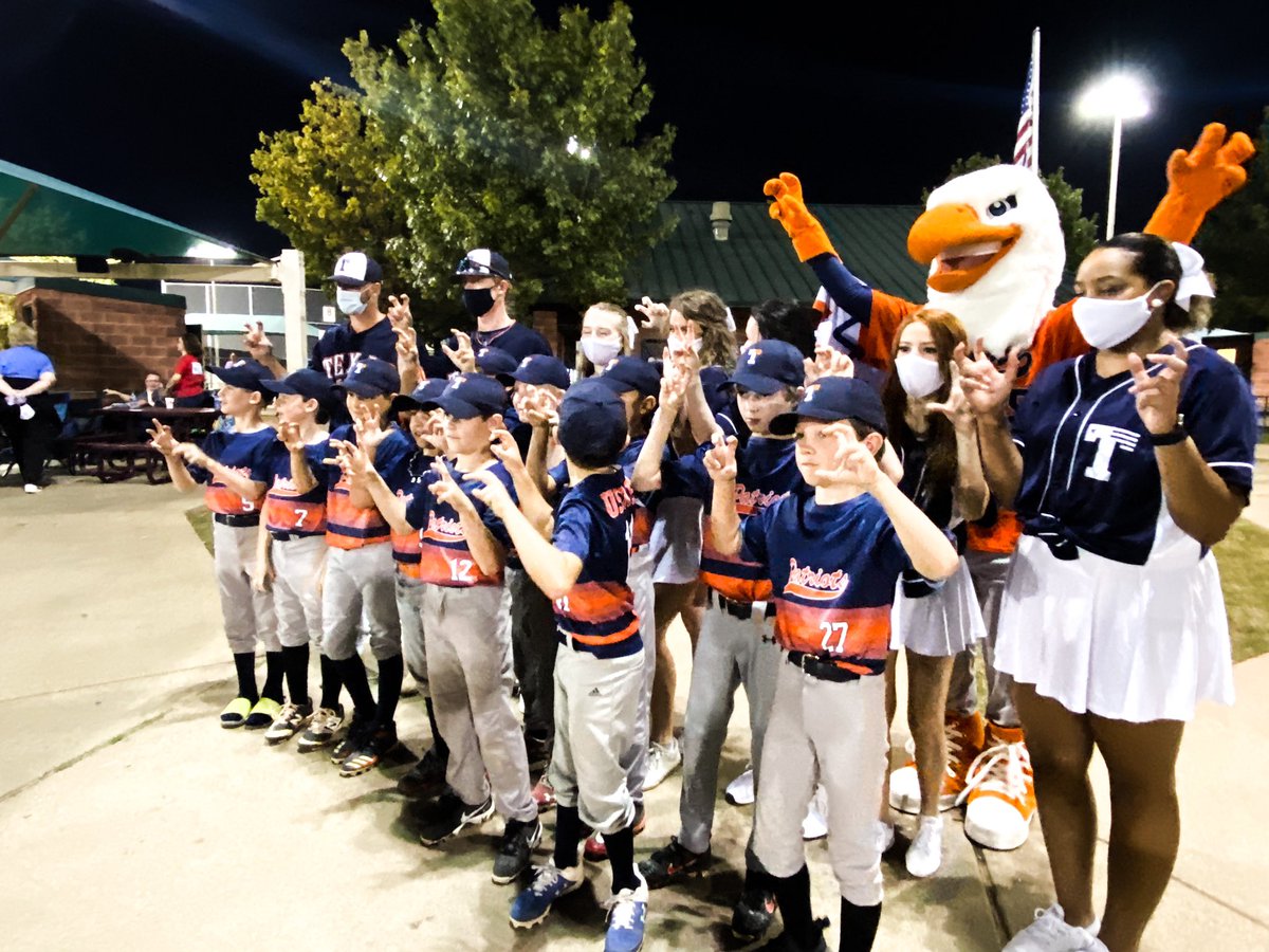 UTTyler_Spirit's tweet image. What a fun night at the ballpark ⚾️ #UTTyler #UTTylerPatriots #SwoopSwoop @TylerAthletics @Patriot_sb @uttylerbaseball @uttylerpatriots @UTTyler