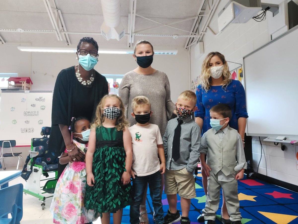 AmandaCuster3's tweet photo. Today was "Tip Top Tuesday." Our class knows how to rock spirit week! https://t.co/Pc6w2HFOEh