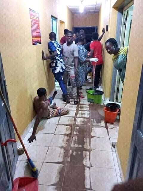 ahneeka1's tweet image. Can’t find sleep thinking about people fighting for their lives right now just cause they believed we ran a democracy in Nigeria... If you’re awake too...drop a prayer for them🙏. May the souls of all the faithful departed.... #EndSars #EndBadGovernanceinNIGERIA #PrayersUp