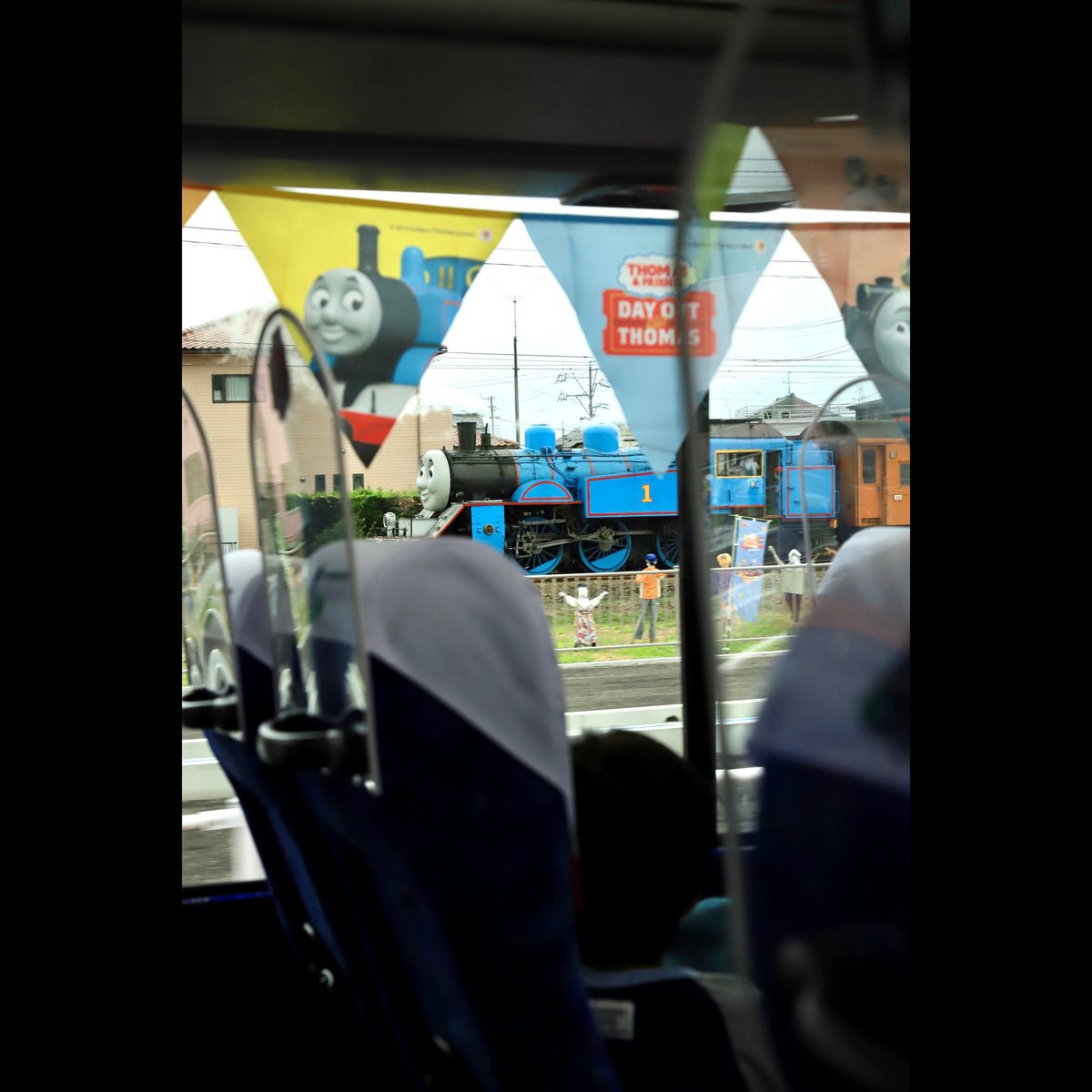 kawane3939's tweet photo. #dayoutwiththomas2020 最終日、バスのバーティーツアーに参加してきました😁
.
①出発前の #バーティー
.
②トーマスの仲間たちがたくさんの車内
.
③座席番号はあのお友達のシルエット
.
④2人の競走はワクワク、ドキドキ楽しい瞬間
.
#きかんしゃトーマス #大井川鐵道 #大鉄観光バス https://t.co/XaJVi3dlXx