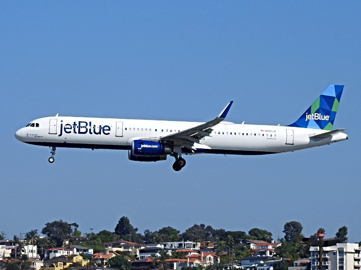 N993JE Airbus A321-231 operating as JetBlue B61045 landing KSAN runway 27 on 20 October 2020. The motto on the nose says, "Fly Like You Mint It." #avgeek #planespotting https://t.co/7MxmY1qyjz
