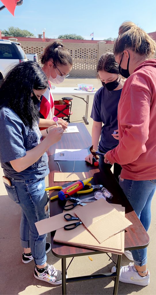 _kiebri's tweet photo. #GlobalMakerDay 2020 is in the books! Thx @VanISDVanTX for letting my Ss make robot hands, chocolate caramel covered apples, balloon racecars &amp; buffs (stylin for the pandemic, duh 💁🏼‍♀️)! Special s/o to @thesocialNorm12 @TheBeeDuke @moffatt_teach @eringoesTECH for all the hard work! https://t.co/ZhcIBtxLew