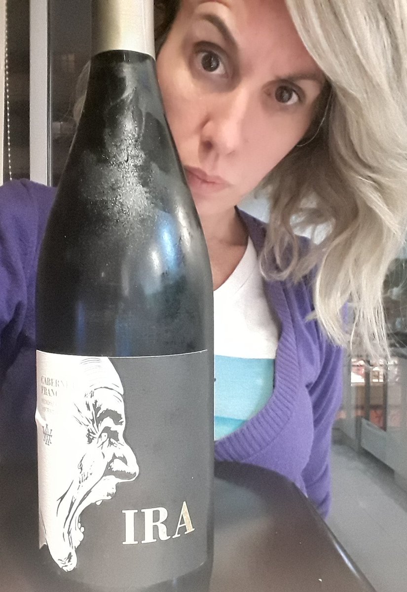 espaciogasset's tweet photo. Cuando un vino resume tu día! #CuarentenaEterna https://t.co/8p8LjFVCl5