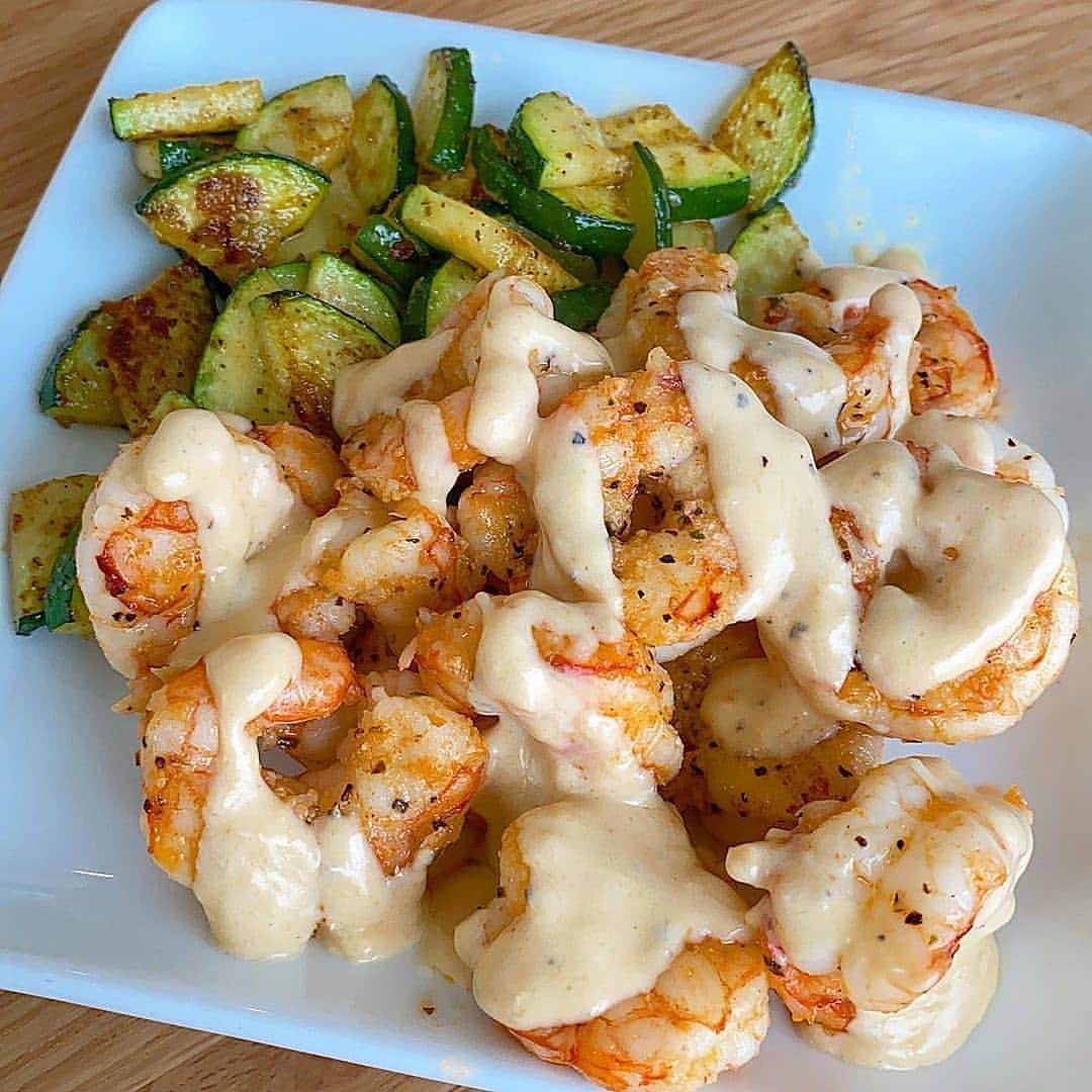 Save this post if you want to eat it. Tag Your Friends 👭
Trader Joe's Argentinan shrimp, Rao's Alfredo with a little parm cheese to thicken and zuchinnis🔥