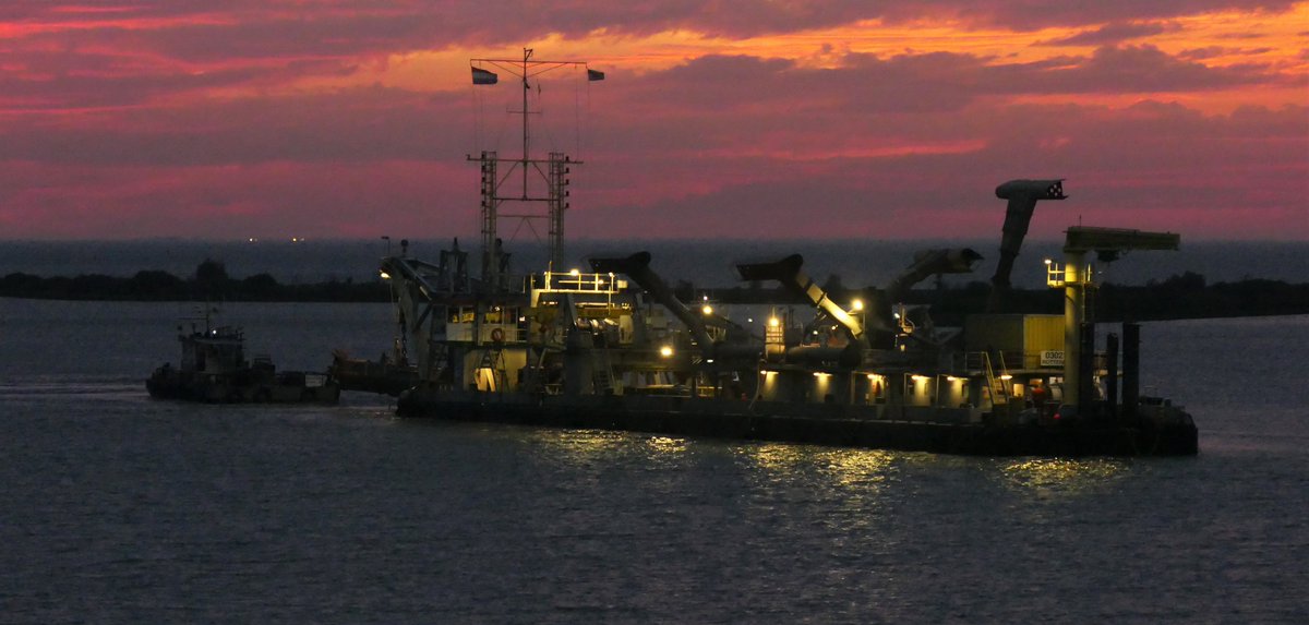 20 oktober 2020 vanavond passeerde op weg naar de Bataviahaven
met de MOSA op sleeptouw, de ARGUS I deed ook mee
AEGIR
Bouwjaar 1946, Eni-nummer 02306783
Eigenaar P. Bootsma, Makkum © Herman Verheij 
koopvaardij.blogspot.com/2020/10/blog-p…