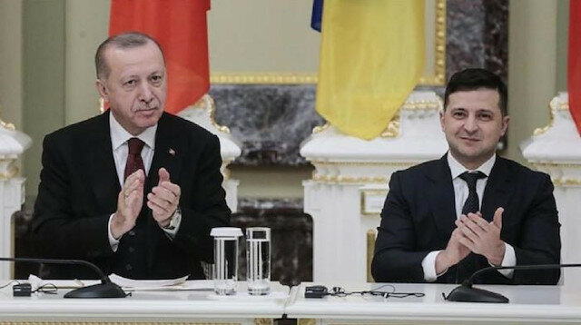 الرئيس الأوكراني فولوديمير زيلينسكي من داخل البرلمان الأوكراني: نعتزم تنفيذ مشاريع مشتركة مع #تركيا لتصنيع سفن حربية، وطائرات مسيرة ومحركات.
وتابع زيلينسكي: "هناك دول عدة حول العالم طورت علاقاتها فيما بينها، إلا أن العلاقات التركية الأوكرانية وصلت مستوى لا مثيل له".
#ترك_بوست