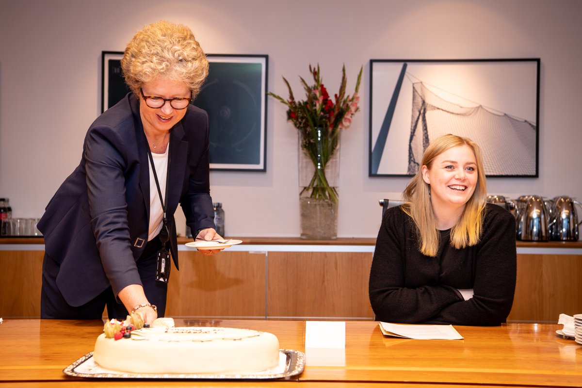 Olje- og energiministeren startet dagen med kake i dag. @NorskHydroASA og <a href="/LyseAS/">Lyse</a> danner et felles vannkraftselskap og det måtte feires. - Dette er en gledens dag for norsk industri, norske arbeidsplasser og den rene norske vannkraften, sier @HoyreTina. Foto: Hydro/<a href="/HalvorMolland/">Halvor Molland</a>