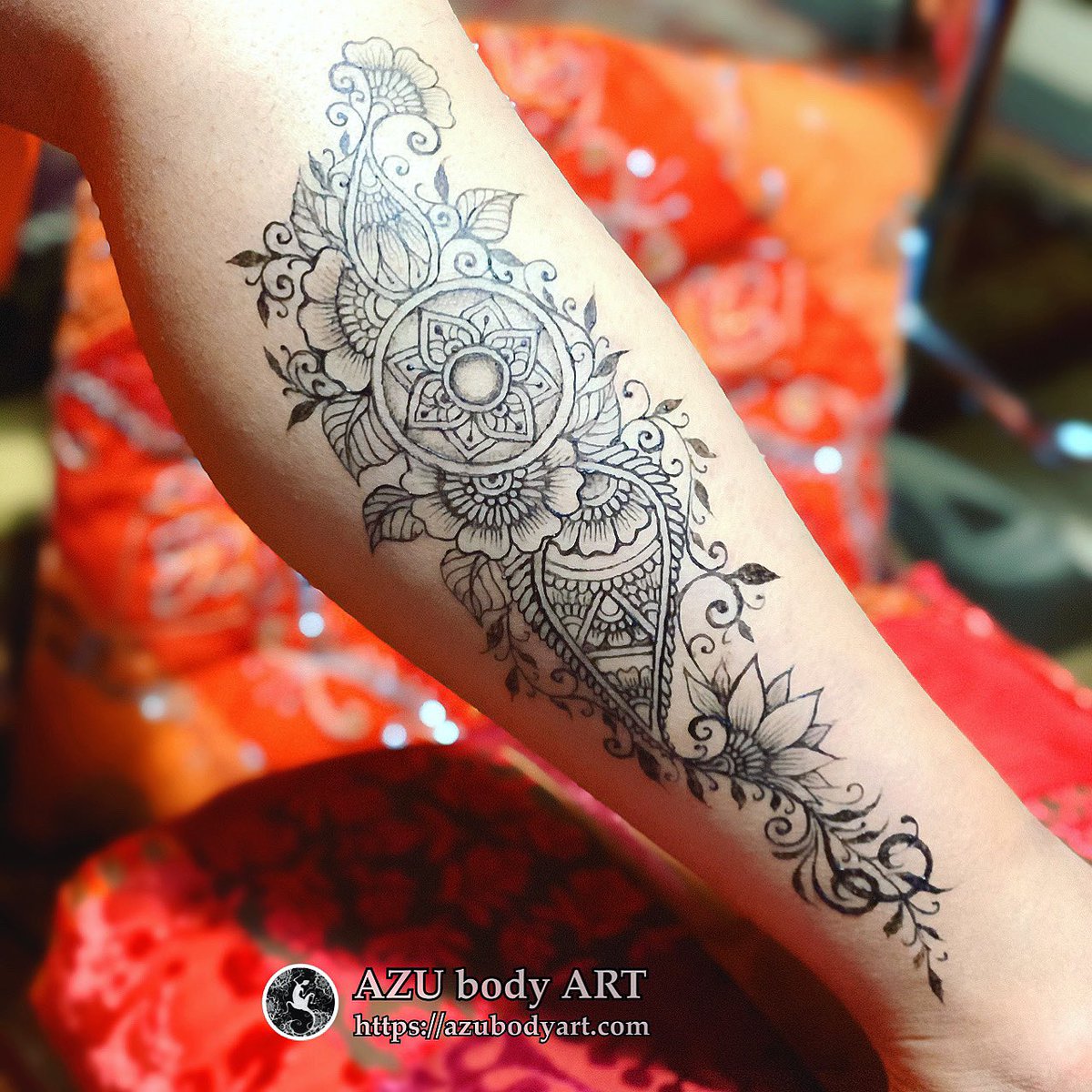 メヘンディ・アート メヘンディ的デザインのジャグアタトゥー 。 レタリング＋フラワー