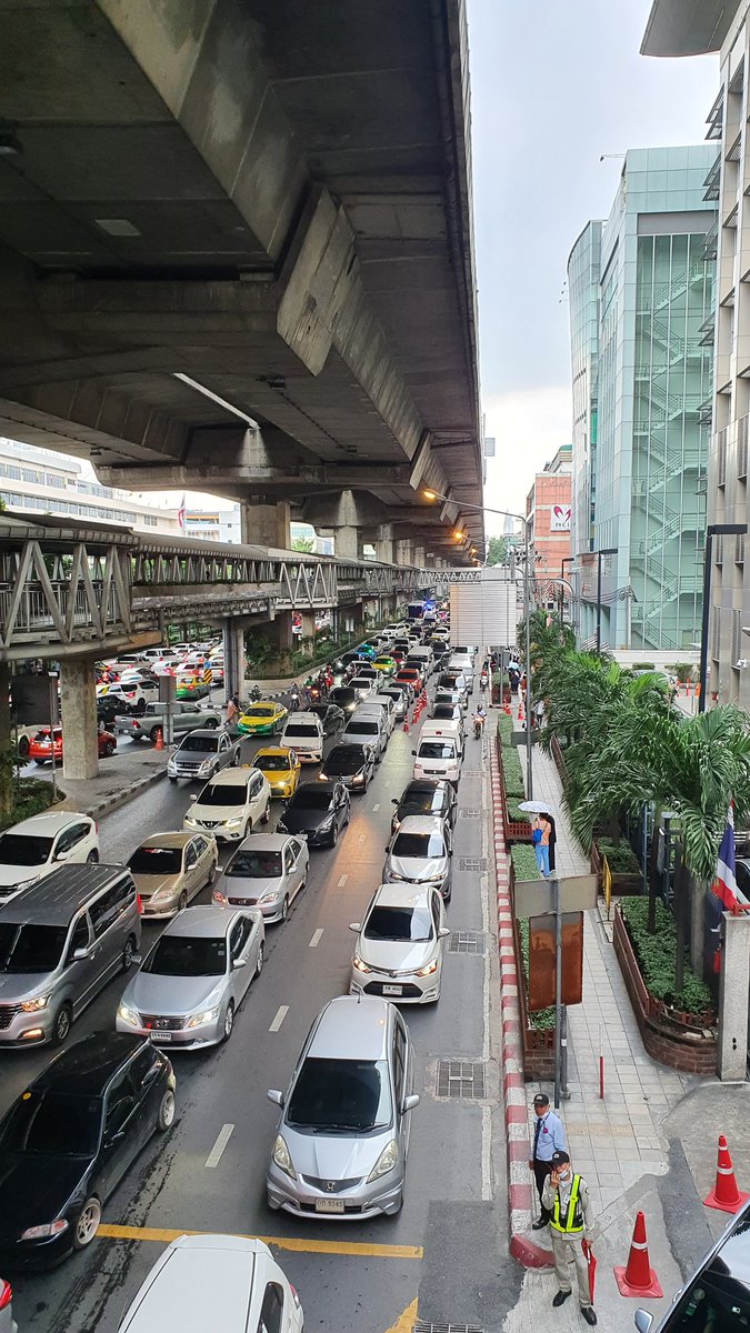 MsterPeTe's tweet photo. @js100radio ถนนพระรามหก เวลา 16.02น. หน้าโรงพยาบาลรามาธิบดี
 .. ออกไปทางไหนไม่ได้เลย https://t.co/TeRv7rlenH