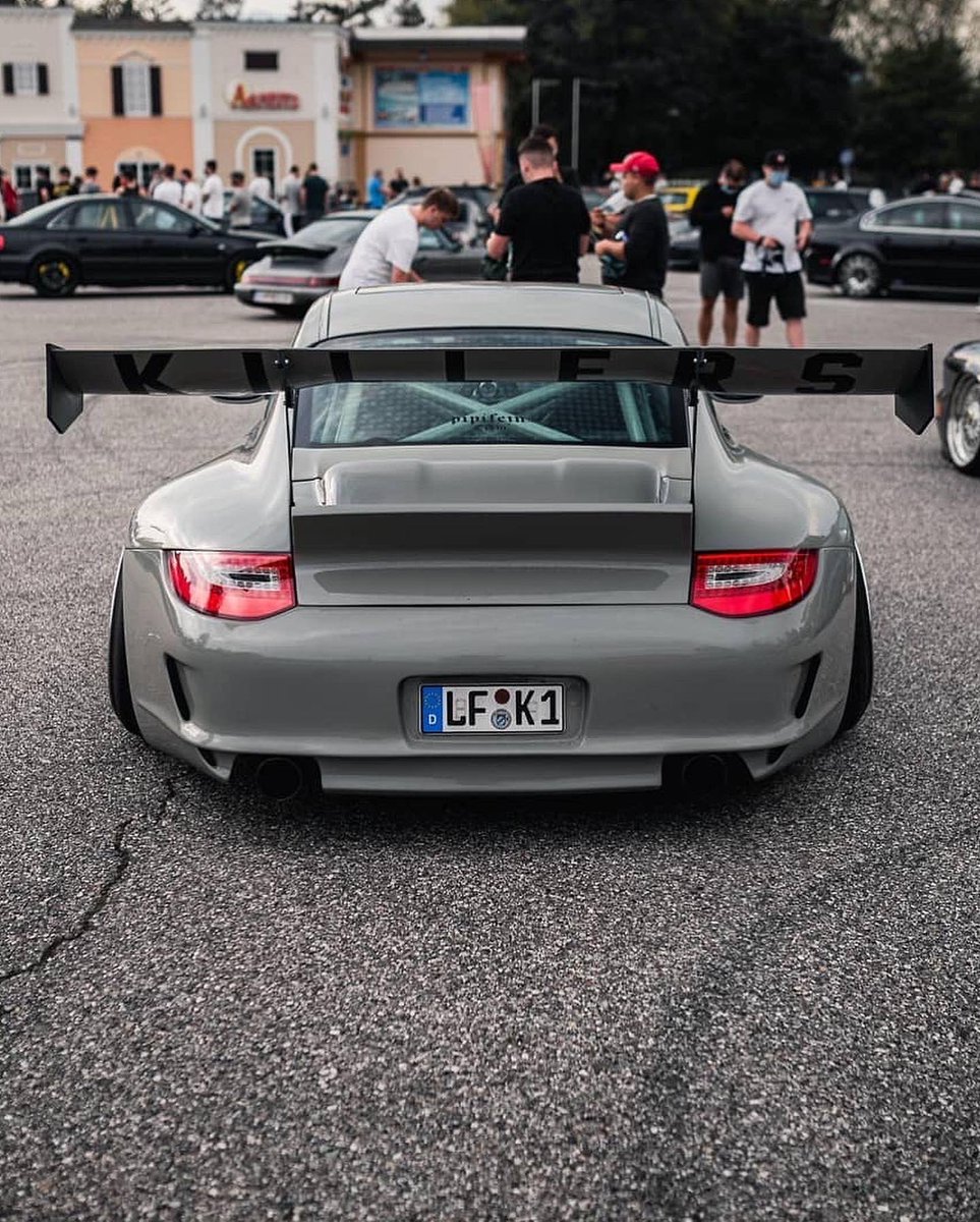 Porsche911UK's tweet photo. 🚗 #ModifiedPorsche
Slammed and 💯 style by @moe_pipifein 👍🏻
Different is good, what do you think 
📷 IG @mario.wuensche via @oslow.de https://t.co/DXNPQFb5Ut