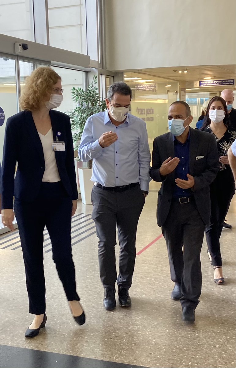 תודה לפרופ׳ רוני גמזו על תמיכתו בקיצור ימי הבידוד. נפגשנו הבוקר בבית החולים וולפסון עם מנהלת ביה״ח וולפסון, ד״ר ענת אנגל, לשם הגענו עם נציגי אסם, שטראוס, תנובה, יוניליוור והחברה המרכזית למשקאות שתורמות כמעט 100,000 מוצרי פינוק לצוותים הרפואיים. https://t.co/bSBO8fm0Pl
