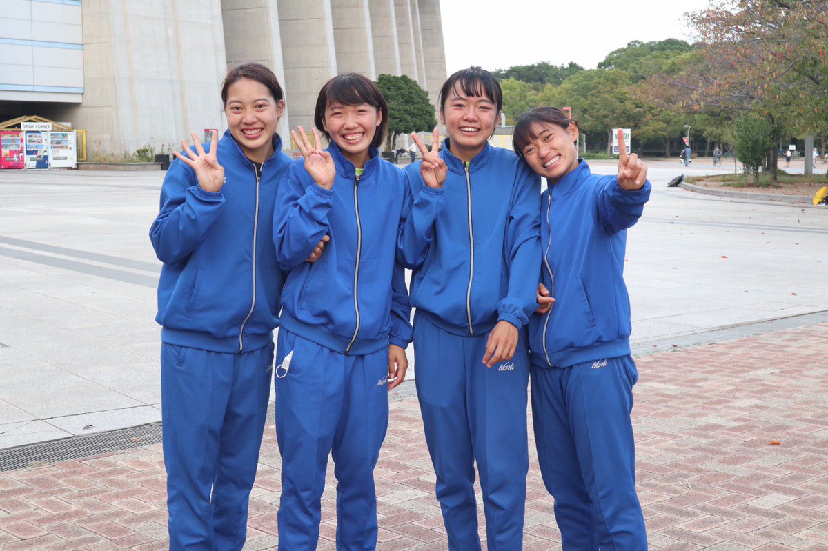 園田学園女子大学 陸上競技部 走り終わった後の4継メンバー 藤原はラスト4継です