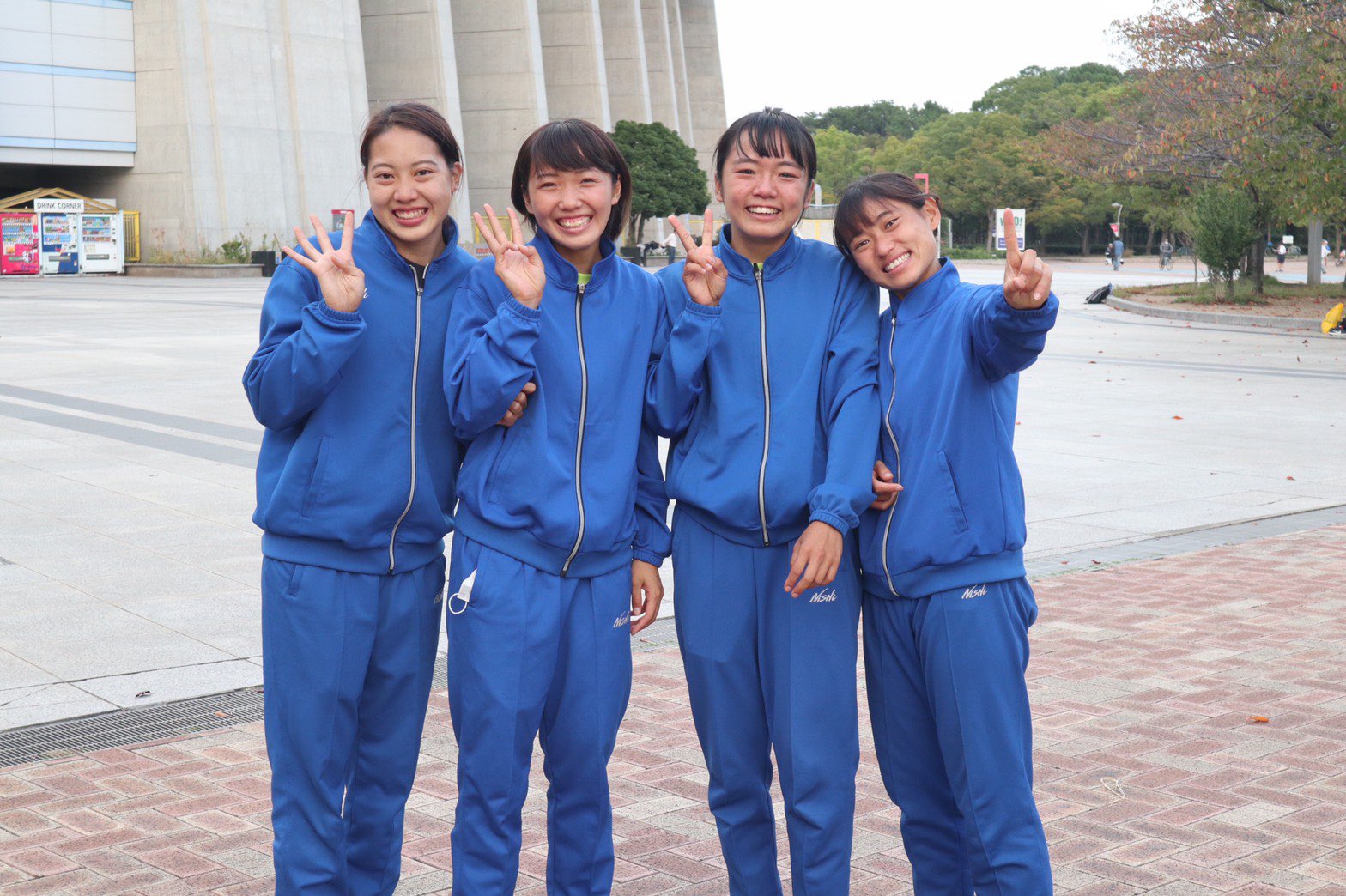 園田学園女子大学 陸上競技部 走り終わった後の4継メンバー 藤原はラスト4継です