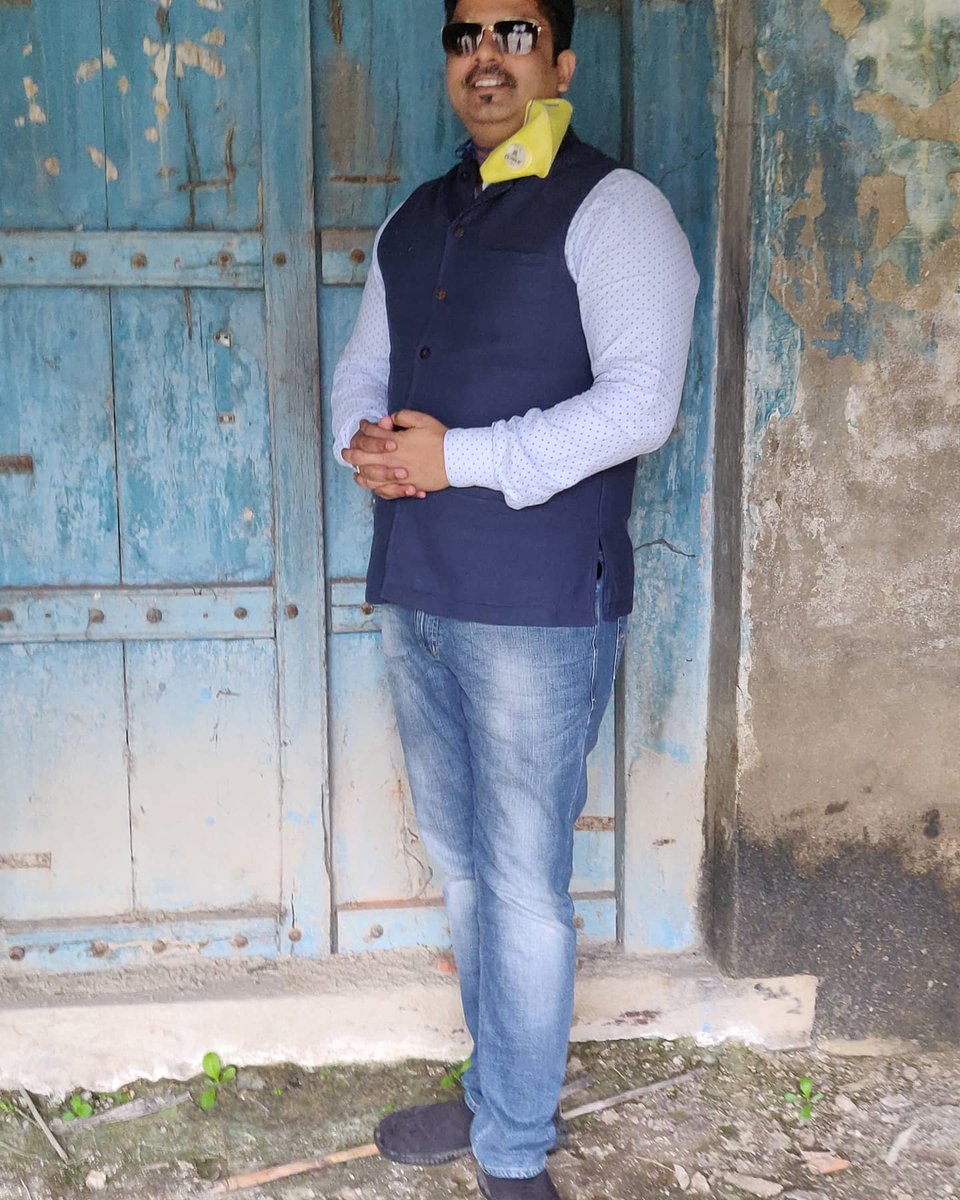 गाँव के अपने घर को देखकर सोचता हूँ,
हम से अच्छे तो परिंदे हैं...
शाम होने पर ..
अपने घरौंदों में लौट आते हैं।
.
.
.
#WednesdayThoughts #WednesdayWisdom #wednesdaymorning #Trending #WednesdayMotivation #style #IAS https://t.co/c3z2LAm912
