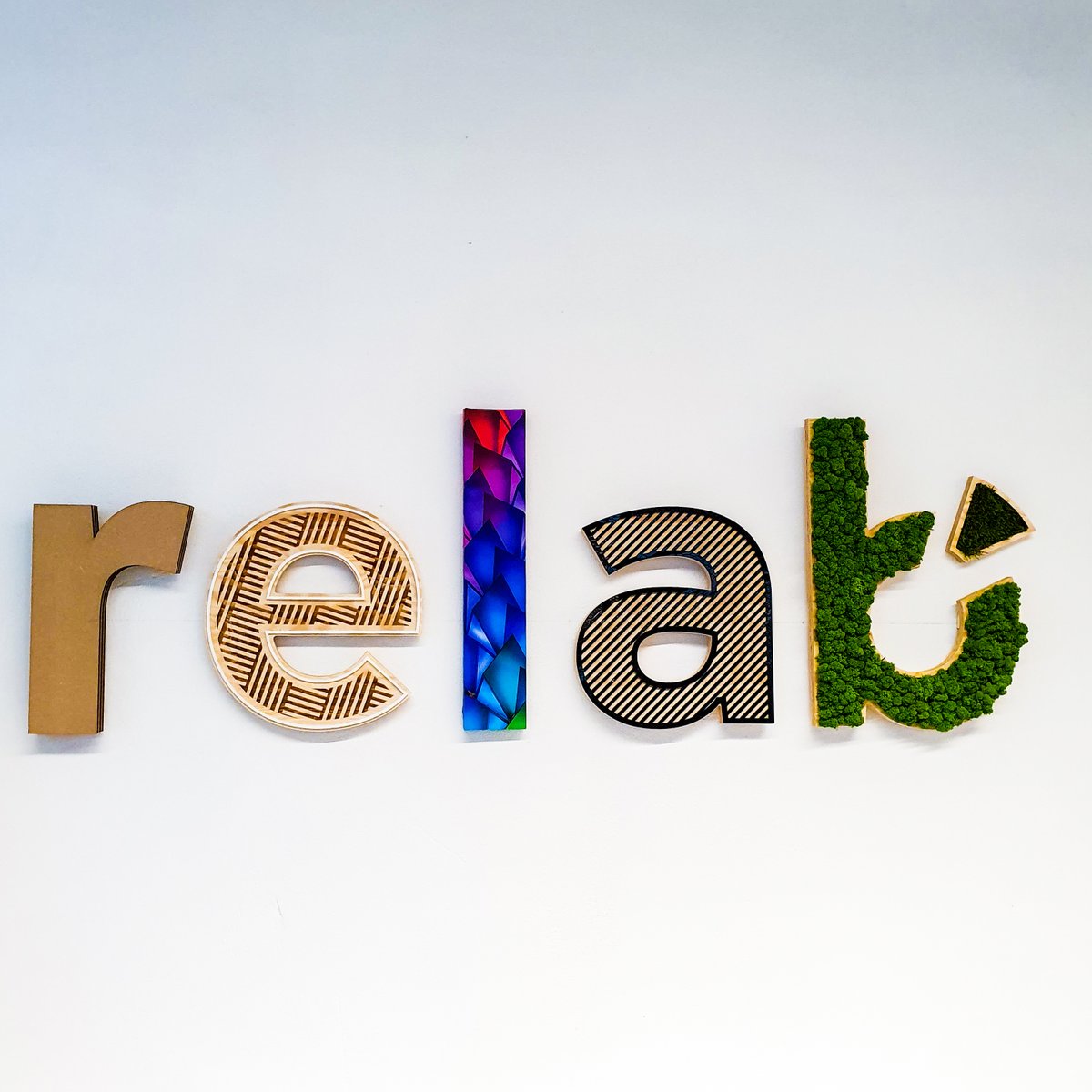 Donnez-moi un R…
Donnez-moi un E…
Donnez-moi un L, un A, un B…
Ça fait ? R-E-L-A-B

Plus qu’un acronyme, c’est aussi notre nouveau logo, qui intègre les cinq matériaux principaux sur lesquels travaille le RElab 🤩