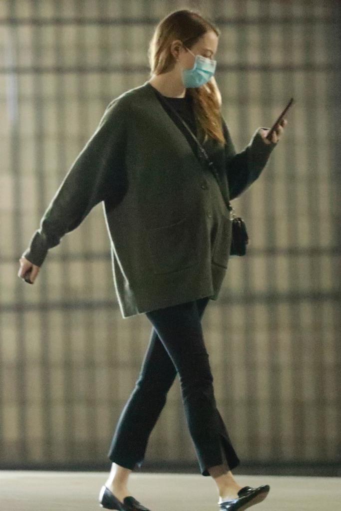 emma stone daily on X: "Baby bump 👀 https://t.co/W7eT5ciFbJ" / X