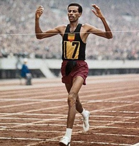 Il #21ottobre 1964 si corse la #maratona ai Giochi di #Tokyo.
A vincere, come a Roma '60 (ma stavolta calzando le scarpe), fu Abebe Bikila: l'asso etiope precedette di oltre 4 minuti il britannico Heatley (2°) e il giapponese Tsuburaya (3°)
#Tokyo2020 #Giappone #Japan #Olympics https://t.co/zO4xvh0hJt