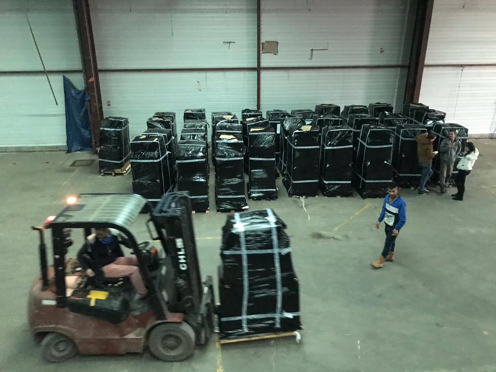 Utopia_56's tweet photo. Achat de 2 500 tentes pour les distributions à Calais, Paris, Grande-Synthe et Ouistreham 
➡️ Permettez la prochaine livraison de tentes. Avec 20€, vous financez une tente étanche https://t.co/EMe7F3fWaB https://t.co/fSe4ZDOfZa