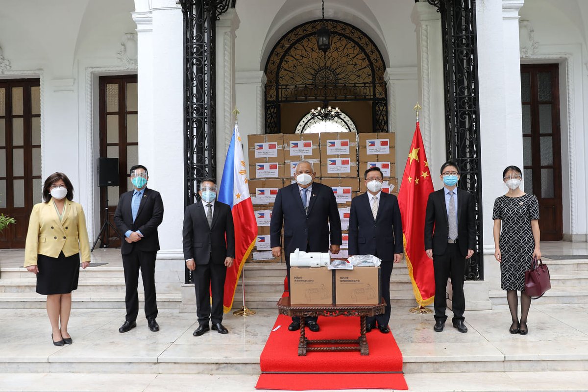𝐋𝐎𝐎𝐊: Executive Sec. Medialdea receives 150 units of High-Flow Nasal Cannula Oxygen Therapy equipment with 300 sets of accessories from Chinese Ambassador to the PH Huang Xilian during the ceremonial turnover in Malacañang today.

(📸: Malacañang photos)

(1/4)