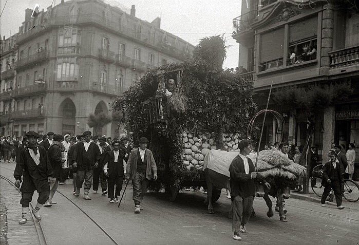txofretaberna's tweet photo. 1928, Mirakruz kalea. Al parecer, ya existíamos como bar en esta época. ¡Somos casi centenarios! Argazki polit hau pasa berri digu bezero batek. Ez genekien horren zaharrak ginetik! Mila esker, Esteban! #ezkurra #barezkurra #ezkurrataberna https://t.co/YNkFD1PXT8